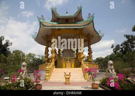 Pagoda avec Bouddha assis, qui fait partie d'un grand temple bouddhiste, Phu My, Vietnam. Banque D'Images