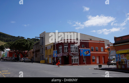 Dame crossing road dans Bo-Kaap, le quartier Malais du Cap. Banque D'Images