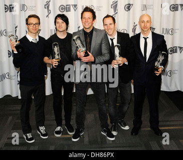 Pierre Bouvier David Desrosiers Sébastien Lefebvre et Jeff Stinco Chuck Comeau de Simple Plan 2012 Dîner de Gala des Prix JUNO et Banque D'Images