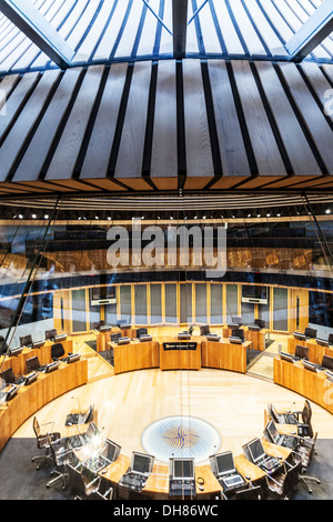 Le Siambr ou hémicycle dans le Senedd ou Assemblée nationale du Pays de Galles à Cardiff Bay. Banque D'Images