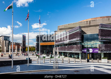 Vue vers le Wales Millennium Centre et Roald Dahl Plass sur la gauche dans la baie de Cardiff. Banque D'Images