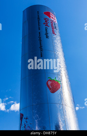 La tour de l'eau dans la région de Roald Dahl Plass, Cardiff Bay est un 70m de hauteur d'eau en acier inoxydable. Banque D'Images