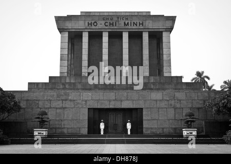 Tourné en noir et blanc du mausolée de Ho Chi Minh à Hanoi avec deux gardes debout de chaque côté de la porte. Banque D'Images