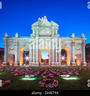 Vue de la célèbre Puerta de Alcala au coucher du soleil, Madrid, Espagne Banque D'Images