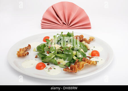Salade de pommes de terre sur le terrain avec la vinaigrette, croûtons de pain et lard grillé Banque D'Images