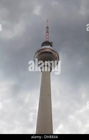 Tour de télévision de Berlin en face de nuages de pluie, Berlin Banque D'Images