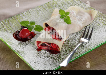 La crêpe remplie de Roter Grütze, une gelée de fruits rouges Banque D'Images