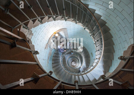 Dans l'escalier d'Phare Phare Eckmuehl, Pointe de Saint-Pierre, Penmarch, Finistère, Bretagne, France Banque D'Images