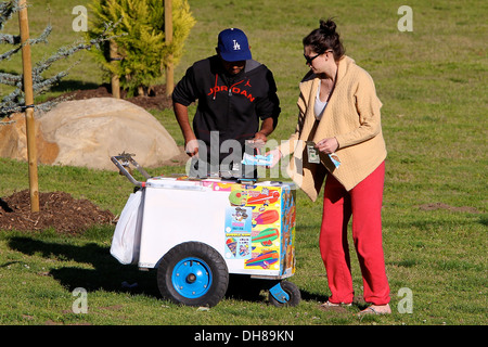 Jack Osbourne est enceinte fiancée Lisa Stelly achète une glace à proximité d'un vendeur tout en couple chill out dans parc avec leur Banque D'Images