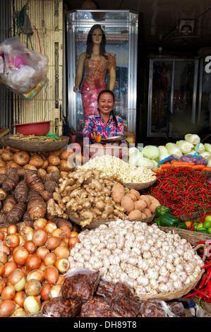 Vendeur de légumes au marché, Siem Reap, Siem Reap, la Province de Siem Reap, Cambodge Banque D'Images