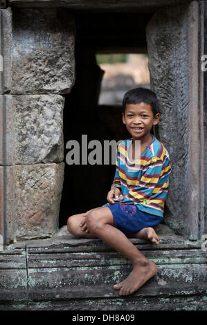 Garçon dans le complexe du temple de Preah Khan ou Prah Khan, Preah Khan, Siem Reap, la Province de Siem Reap, Cambodge Banque D'Images