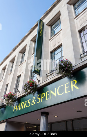 Une boutique Marks et Spencer à Reading, Berkshire, England, GB, au Royaume-Uni. Banque D'Images