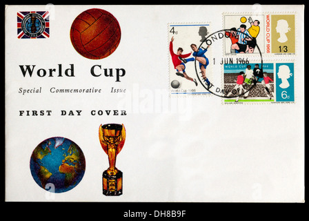 Question commémorative spéciale enveloppe Premier Jour commémorant l'Angleterre tenant la Coupe du Monde en 1966. Banque D'Images