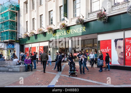 Marks and Spencer storefront à Reading, Berkshire, England, GB, au Royaume-Uni. Banque D'Images