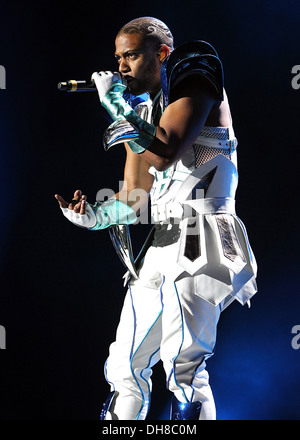 Jonathan 'JB' Gill de JLS joue sur la scène pendant le sport Relief concert au O2 Arena Londres Angleterre - 24.03.12 Banque D'Images