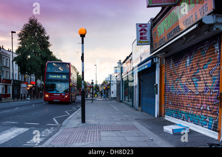 L'hôtel Caledonian Road à Islington, au nord de Londres, un dimanche matin de novembre. Banque D'Images