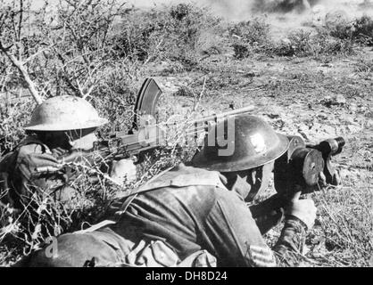 A WW2 British Film film de l'armée de l'AFPU caméraman film photographique de l'armée et de l'unité en action Banque D'Images