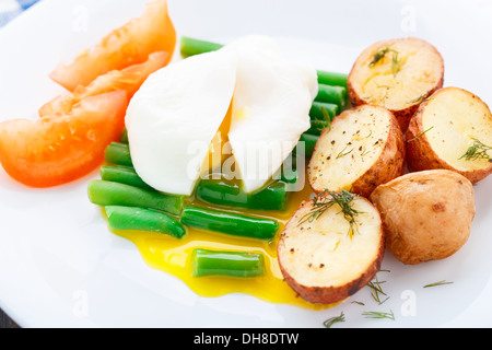 Œufs pochés avec haricots verts et pomme de terre au four Banque D'Images