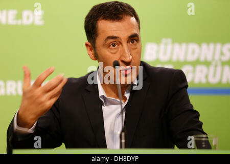 Berlin, Allemagne. 14 octobre, 2013. Cem Özdemir, président de l'Alliance 90/Les Verts, tient une conférence de presse à Berlin. / Photo : Cem Özdemir, président de l'Alliance 90/Les Verts parle au cours appuyez sur coference à Berlin. Banque D'Images