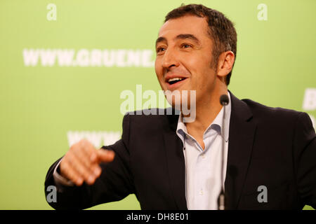 Berlin, Allemagne. 14 octobre, 2013. Cem Özdemir, président de l'Alliance 90/Les Verts, tient une conférence de presse à Berlin. / Photo : Cem Özdemir, président de l'Alliance 90/Les Verts parle au cours appuyez sur coference à Berlin. Banque D'Images