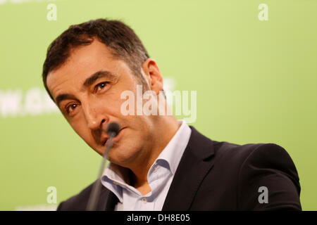 Berlin, Allemagne. 14 octobre, 2013. Cem Özdemir, président de l'Alliance 90/Les Verts, tient une conférence de presse à Berlin. / Photo : Cem Özdemir, président de l'Alliance 90/Les Verts parle au cours appuyez sur coference à Berlin. Banque D'Images