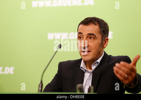 Berlin, Allemagne. 14 octobre, 2013. Cem Özdemir, président de l'Alliance 90/Les Verts, tient une conférence de presse à Berlin. / Photo : Cem Özdemir, président de l'Alliance 90/Les Verts parle au cours appuyez sur coference à Berlin. Banque D'Images