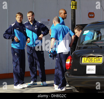 Jussi Jaaskelainen David Wheater et Zat Knight avec personnel d'entraînement ils arrivent à l'hôpital de Londres pour voir la poitrine de football Banque D'Images