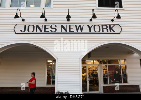 Un Jones New York store est photographié à la Lee Premium Outlets dans Lee (MA) Banque D'Images