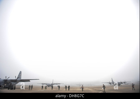 Les arrimeurs du 41e Escadron de transport aérien un conteneur de chargement du système de livraison d'un K-chargeur et sur un C-130J le 29 octobre 2013, à la base aérienne de Little Rock, Ark. C-130 de Little Rock AFB tomber à environ 6 200 lots de CD par an. Banque D'Images