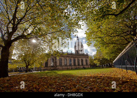 Cathédrale St Philips motifs, Birmingham, à l'automne, avec un ciel ensoleillé et de feuilles mortes Banque D'Images