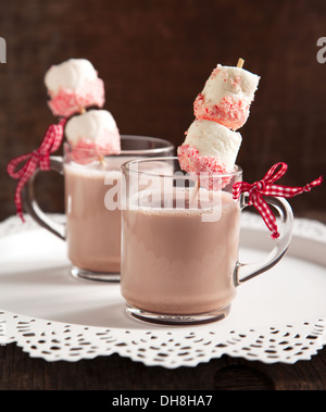 Chocolat chaud avec guimauves enrobées bonbons menthe poivrée Banque D'Images