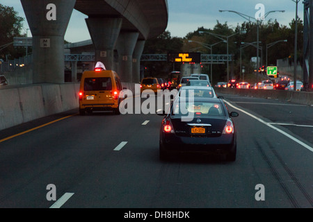 Le trafic lent entre l'aéroport JFK et Manhattan sous l'air train, New York City, États-Unis d'Amérique. Banque D'Images