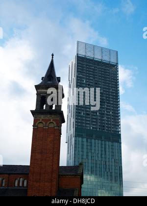 Eglise St Georges avec Beetham tower Manchester UK Banque D'Images