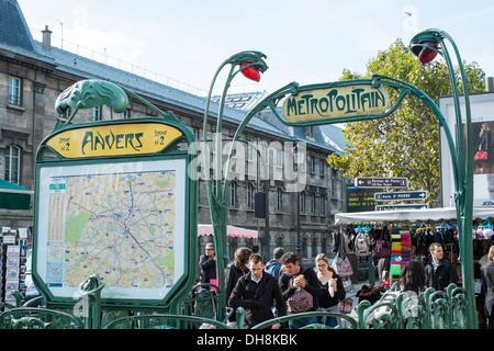 Paris, FRANCE - Le 21 octobre : les navetteurs entrant dans la station de métro Anvers, à proximité du Sacré Cœur. 21 octobre 2013 à Paris. Banque D'Images