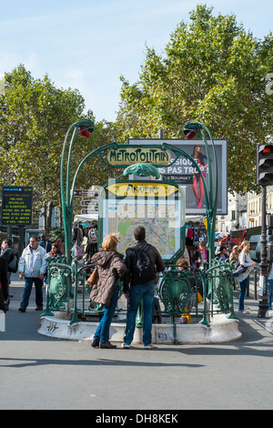 Paris, FRANCE - Le 19 octobre : les touristes à la carte à l'extérieur de la station de métro Anvers, à proximité du Sacré Cœur. 19 octobre, 2013 dans Banque D'Images