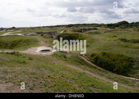 Les cratères de barrage d'artillerie alliées à la Pointe du Hoc, au cours de la journée d'invasion, Normandie, France Banque D'Images