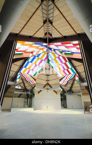 Vitraux ou feux sur le toit de la pyramide Art Installation par Daniel Buren Istres Bouches-du-Rhône Provence France Banque D'Images