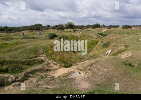 Les cratères de barrage d'artillerie alliées à la Pointe du Hoc, au cours de la journée d'invasion, Normandie, France Banque D'Images