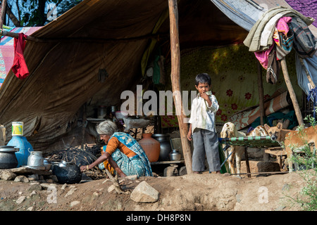 Caste inférieure et grand-mère indienne garçon par leurs bender / tente / logement. L'Andhra Pradesh, Inde. Banque D'Images