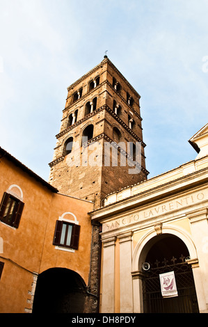 Bell Tower, la cathédrale San Lorenzo, Tivoli, lazio, Italie Banque D'Images