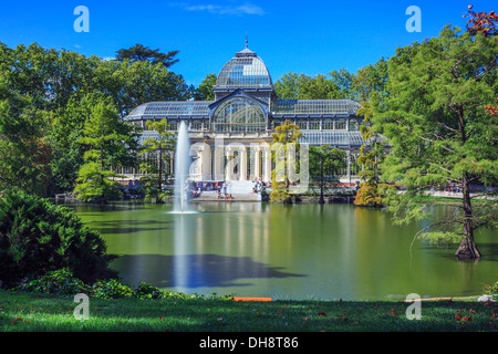 Célèbre Crystal Palace (Palais de cristal) dans le parc du Retiro, Madrid, Espagne. Banque D'Images