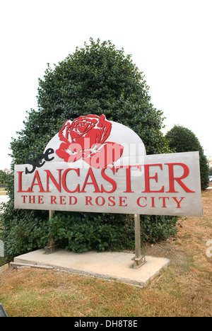 Voir Rose Rouge Lancaster City sign en Caroline du Sud aux États-Unis. Banque D'Images