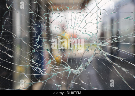 Éclats de verre brisé des fissures en face de la gare routière Banque D'Images