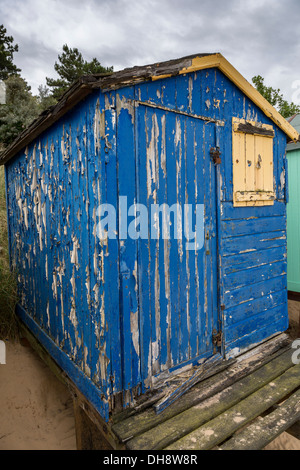 Peeling peinture bleue sur seaside beach hut, Norfolk, Royaume-Uni. Banque D'Images