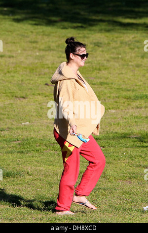 Jack Osbourne est enceinte fiancée Lisa Stelly achète une glace à proximité d'un vendeur tout en couple chill out dans parc avec leur Banque D'Images