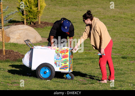 Jack Osbourne est enceinte fiancée Lisa Stelly achète une glace à proximité d'un vendeur tout en couple chill out dans parc avec leur Banque D'Images