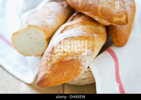 Baguettes de pain français ( ) dans un panier de bambou Banque D'Images