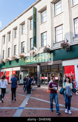 Marks and Spencer storefront à Reading, Berkshire, England, GB, au Royaume-Uni. Banque D'Images