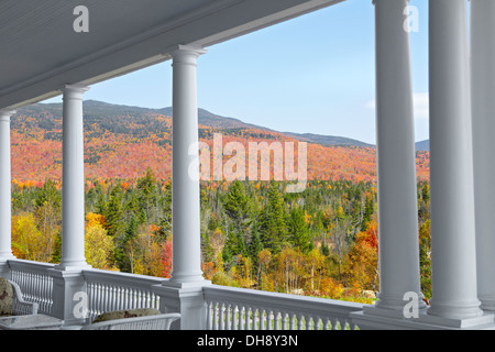 New Hampshire porche aux montagnes et les feuilles d'automne Banque D'Images