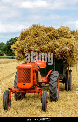 1946 Allis-Chalmers b série 8030 avec chariot de foin dans le remorquage. Poignée de départ Club meeting, Norfolk, Royaume-Uni. Banque D'Images